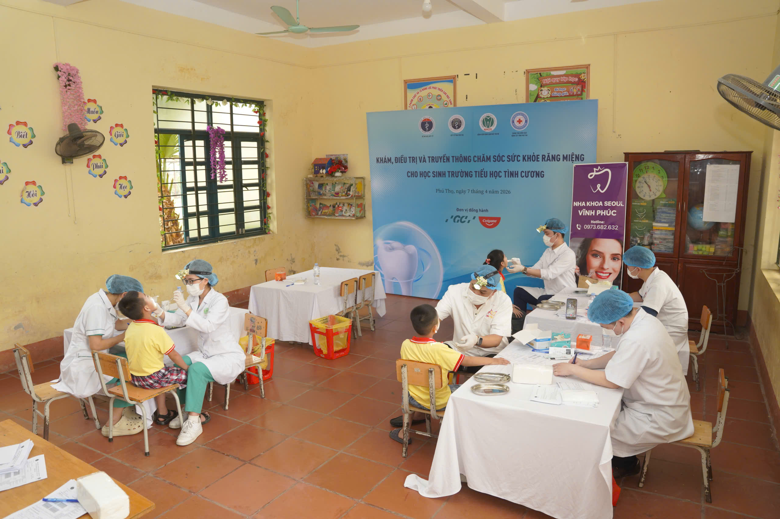 Đoàn công tác thăm khám cho các em học sinh